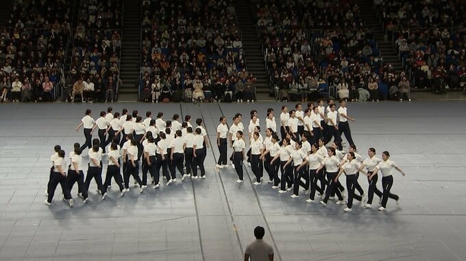 歩く芸術、日体大伝統「集団行動」一発勝負に賭ける68人の青春ドラマに密着「4方向からの連続交差」に成功|TBS NEWS DIG