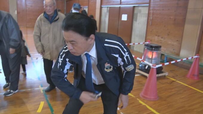 島根県・丸山知事「あやとり」「コマ回し」に挑戦…結果は？　昔の遊びで交流　|　BSSニュース | BSS山陰放送