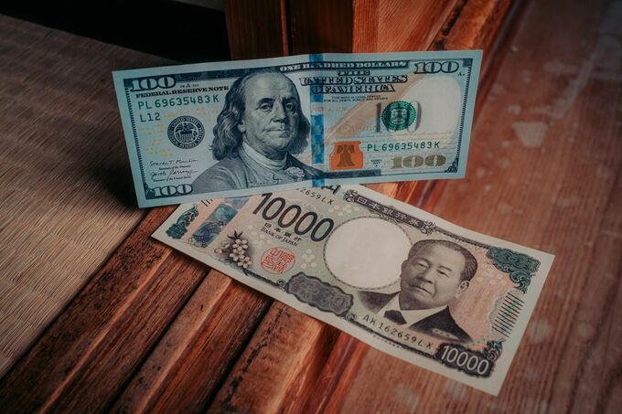 円が対ドルで一時155円台後半に上昇－連休中神経質な値動き