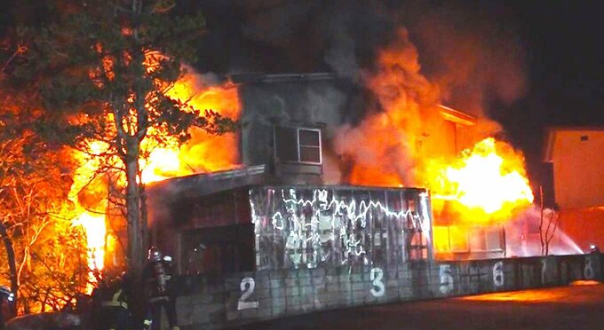 「真っ赤で…みんな燃え広がった」住宅１棟全焼　79歳の男性が病院に搬送も命に別状なし|TBS NEWS DIG