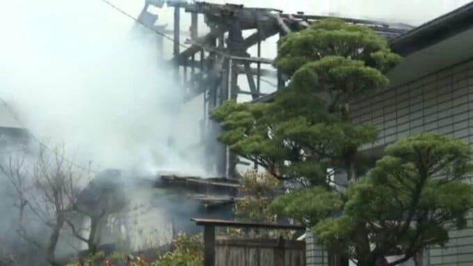 木造2階建て住宅全焼する火事　やけどで1人搬送  愛媛・宇和島市|TBS NEWS DIG