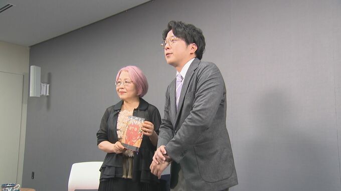 記念写真を撮る朝倉かすみさんと堀内大輝キャスター