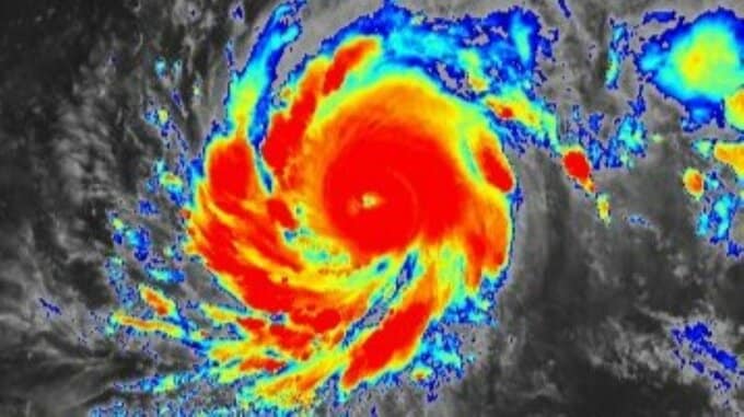【台風情報】“最強クラス”「猛烈な勢力」の台風13号　真っ赤にうずまく…　31日には最大瞬間風速85m/sになる見込み　九州接近　沖縄・奄美に直撃の恐れも　予想進路図／雨風シミュレーションあり|TBS NEWS DIG