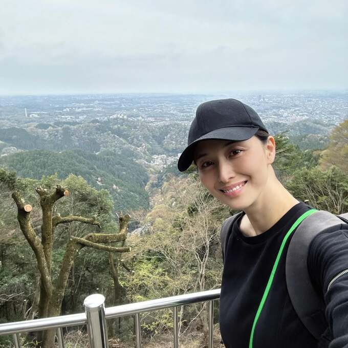 【 橋本マナミ 】 「山頂でラーメンが食べられるみたい！行ってみたい！」　息子の提案で高尾山へ　1本の団子をシェア　〝仲良し家族ショット〟に反響|TBS NEWS DIG
