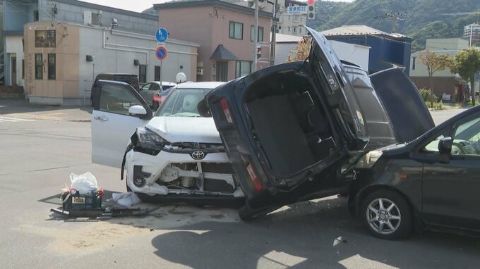 2台の車に挟まれ横転する軽乗用車「車内2名脱出できない」横転した車の2人を病院搬送　北海道函館市の交差点で3台絡む交通事故|TBS NEWS DIG