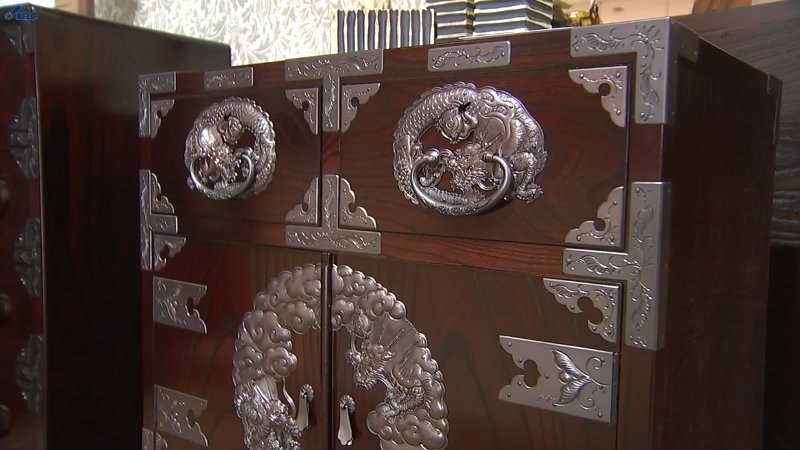 展示品 岩谷堂箪笥 235キャビネットB 南部鉄器金具 書棚 飾り棚 約30万 展示品 岩谷堂箪笥 235キャビネットB 南部鉄器金具 桐模様 書棚 飾り棚