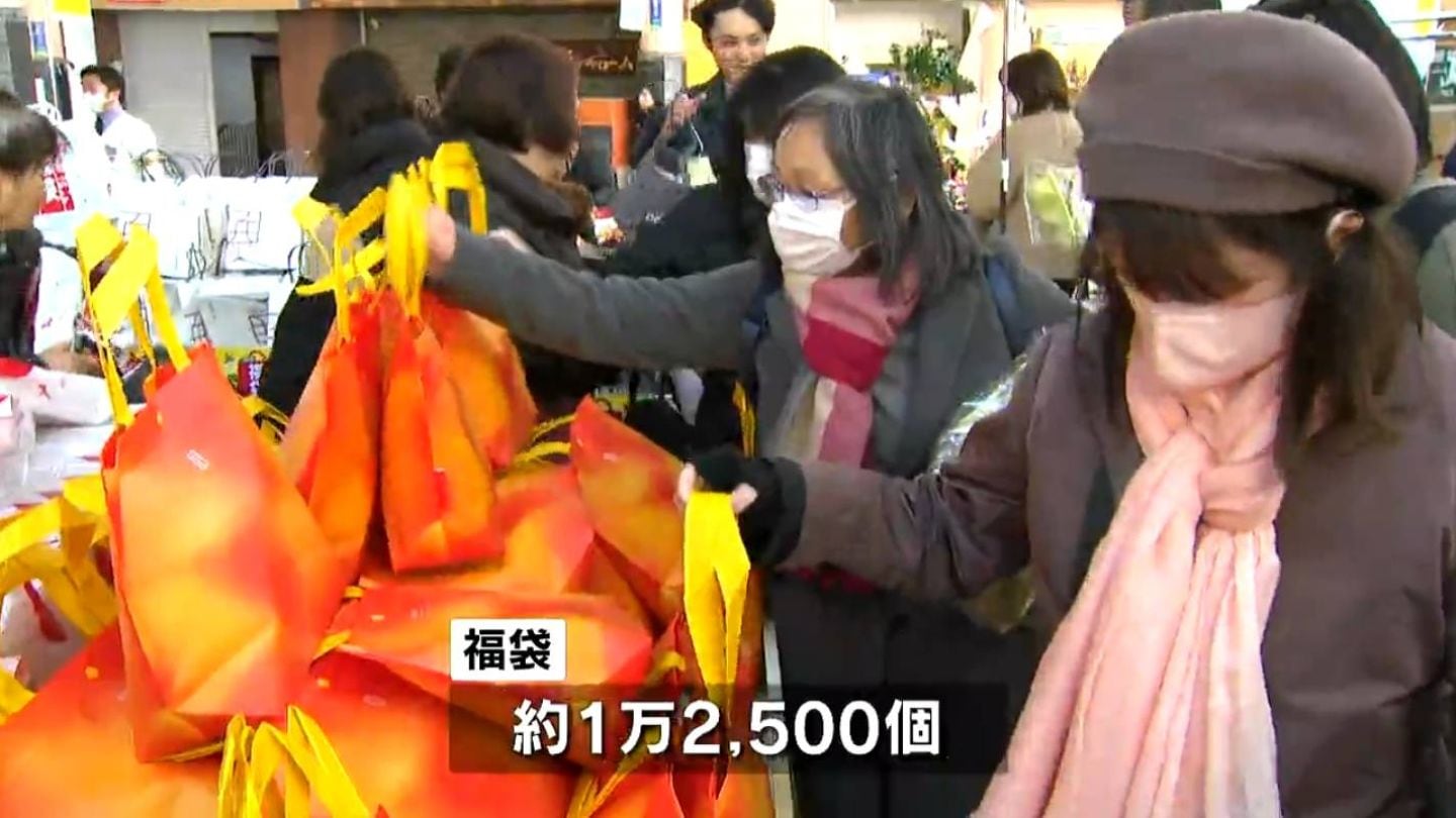 商業施設で初商い 福袋求め開店前から長蛇の列 事業再生ADRの山形屋