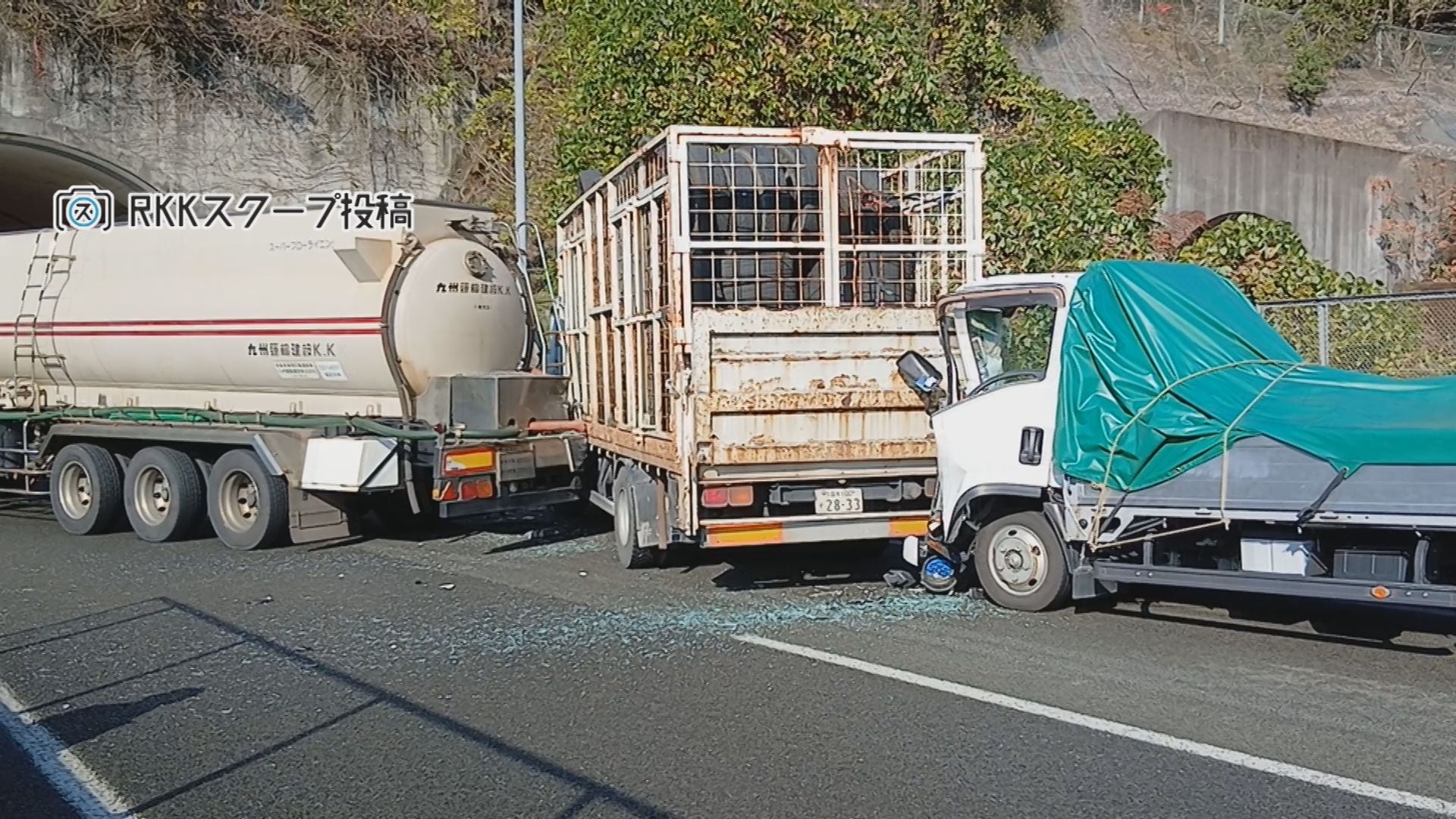 高速道路で車8台が「追突事故」5人搬送 トラックがトンネル塞ぎ迂回路