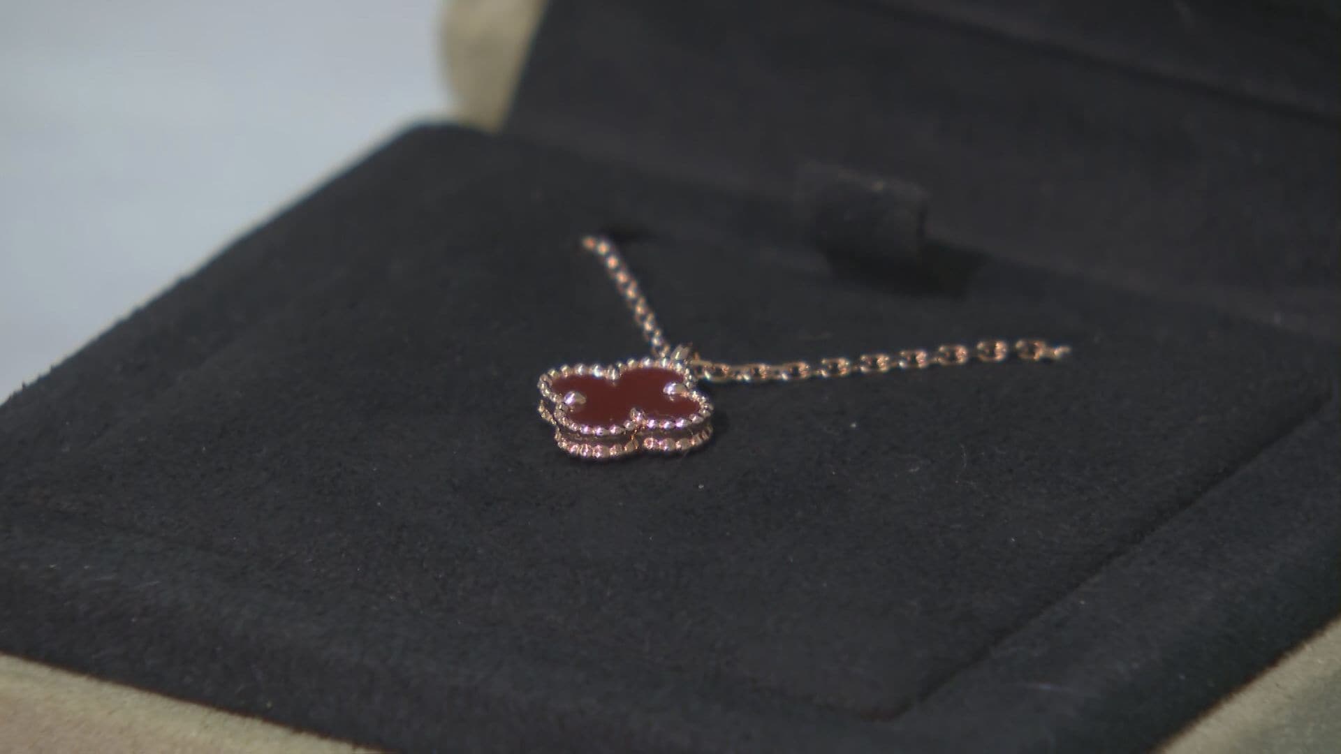 盗まれた品と知りながらペンダントを貴金属店に売った疑い アルバイトの男（37）を逮捕　