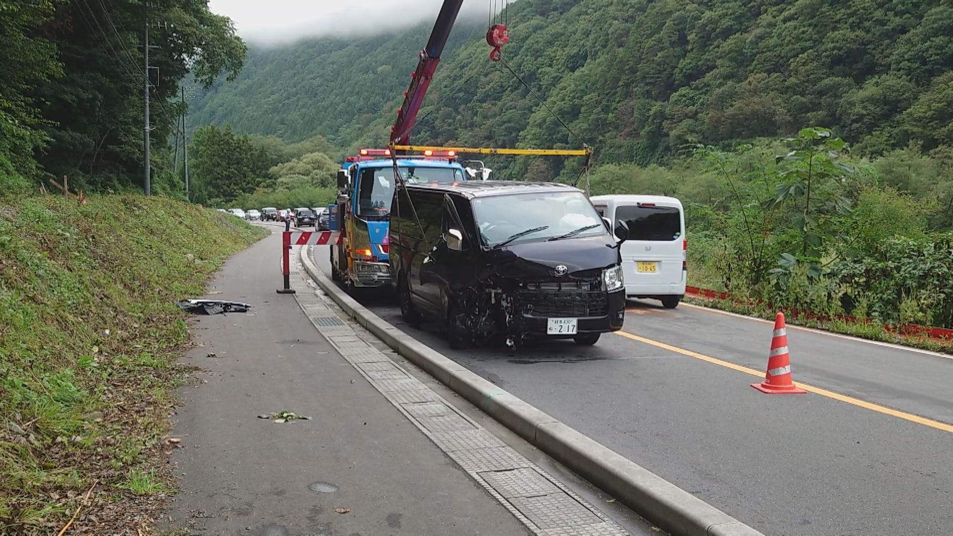 乗用車が対向車線にはみ出したか 神奈川県の59歳の男性が腹腔内出血で