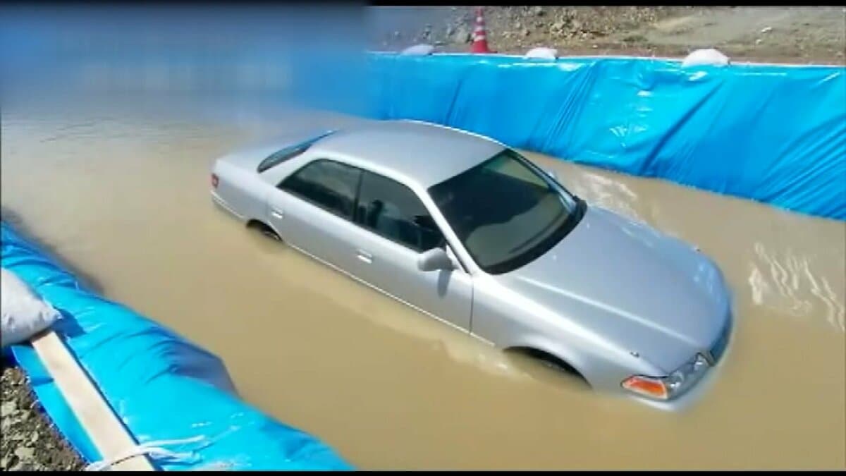 水深60センチ 車のエンジン止まりドア開かず・・・道路冠水時の運転に