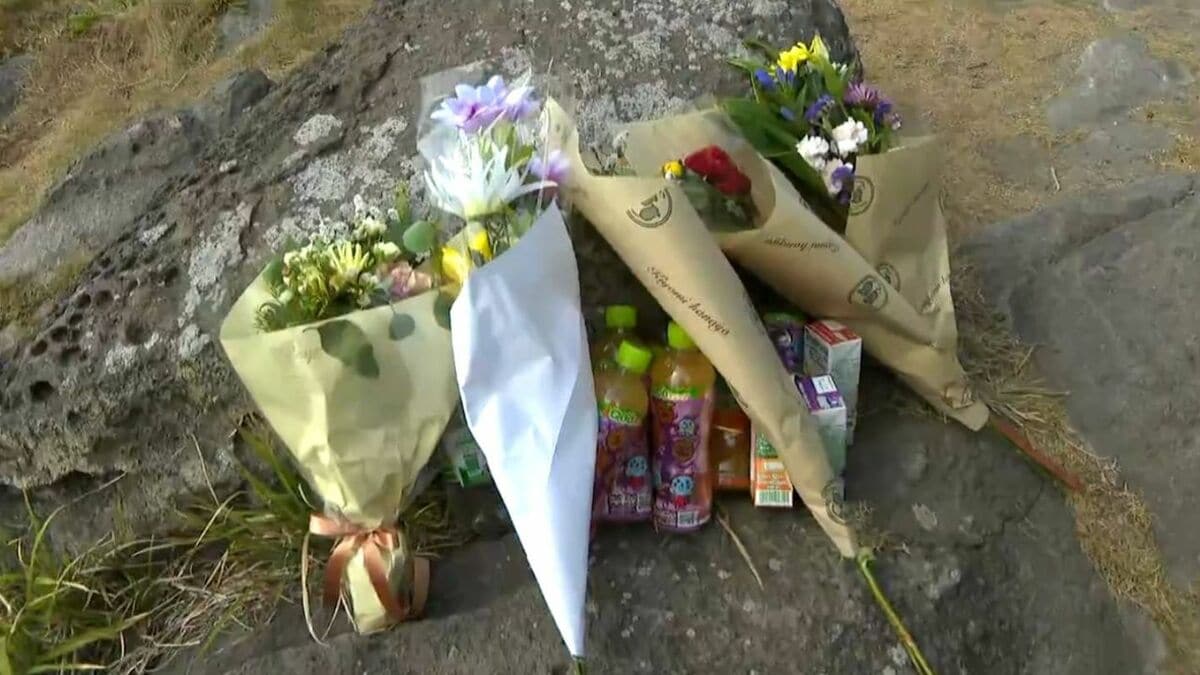 「心が痛い」現場の岩場に花…中高生3人の死悼む　鹿児島・いちき串木野市　沖に流され死亡