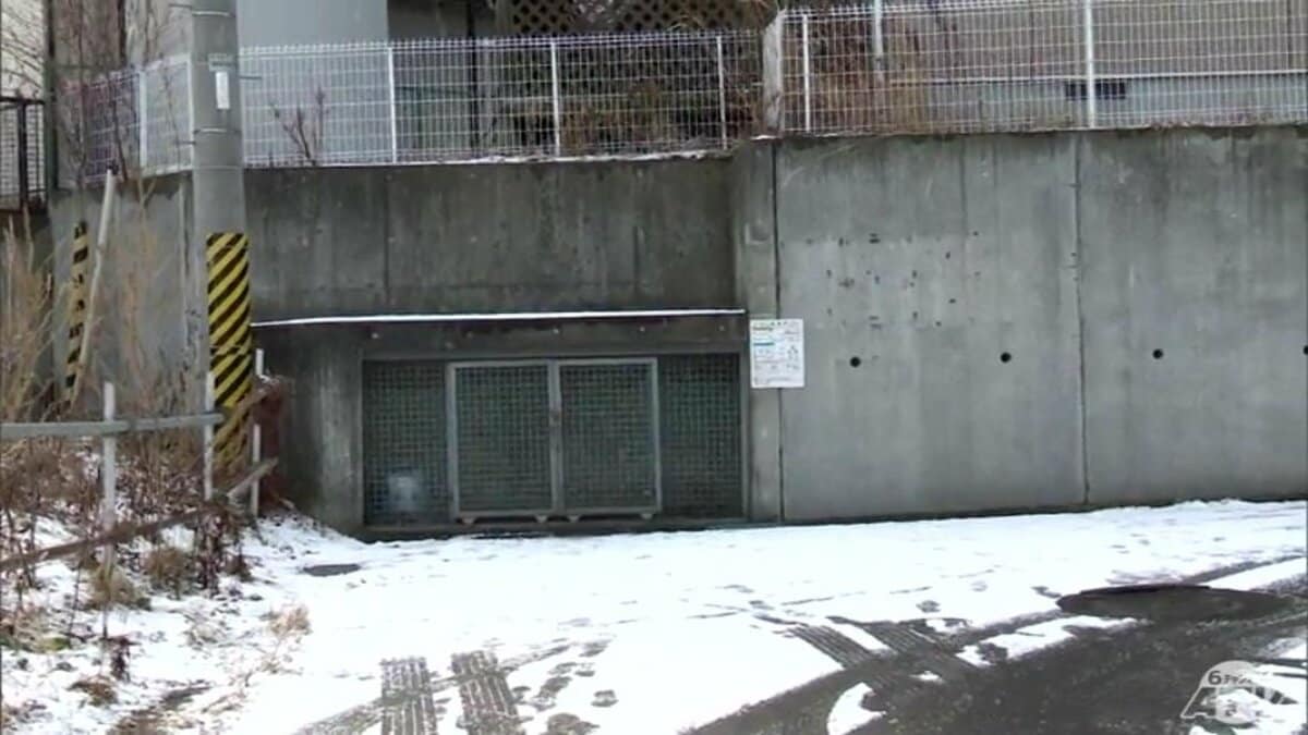 バックしてきたトラックと壁に挟まれ… 廃品回収をしていた72歳の男性が