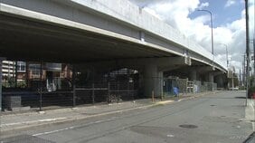 陸橋で車にはねられた男性（43）約7メートル転落し死亡　車を運転していた女（58）を過失運転傷害の疑いで現行犯逮捕　兵庫・播磨町|TBS NEWS DIG