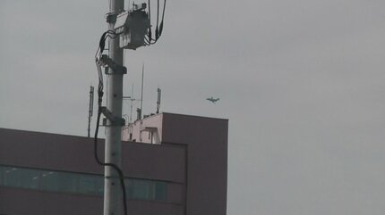 航空自衛隊の機体が甲府市の住宅街の上空を低空飛行 防衛省「500m上空