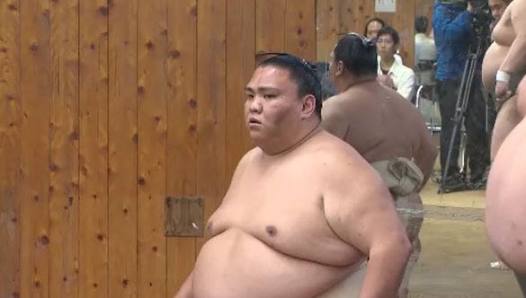 御嶽海、立ち合いから一気の上手投げで千代翔馬に破れ3連敗【大相撲初場所6日目】2勝4敗で7日目の18日は高安と対戦　|　SBC NEWS | 長野のニュース | SBC信越放送