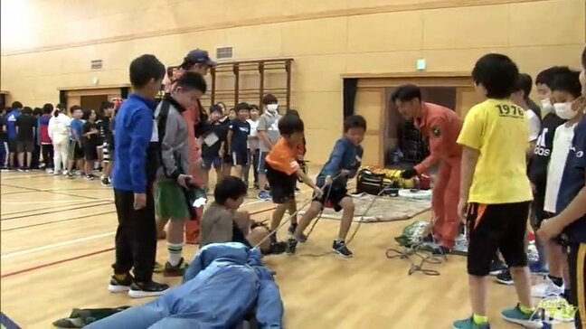 子どもたちが消防署員から学ぶ「救助活動」　火災現場を再現して避難行動も「体験して火事はすごく怖いと知った」　青森県黒石市|TBS NEWS DIG