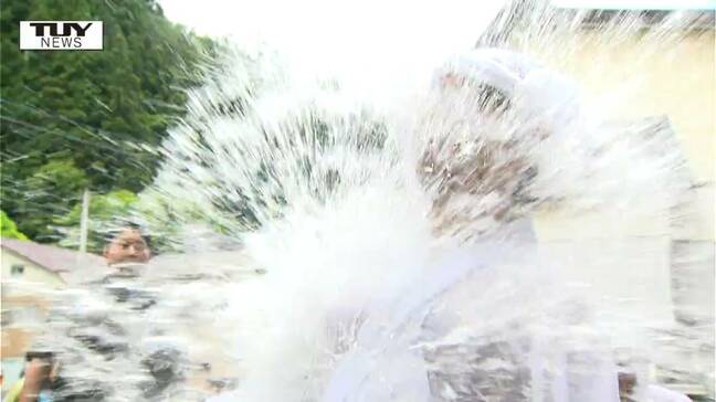 バケツで温泉をぶっかけろ!大蔵村・肘折温泉で伝統の「お湯かけ祭」開催 アナウンサーもびしょ濡れに|TBS NEWS DIG