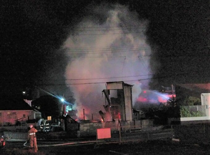 山口県宇部市の住宅密集地で空き家から出火・２棟全焼|TBS NEWS DIG