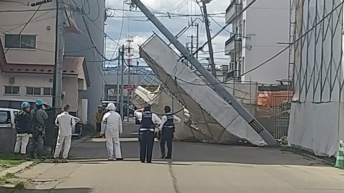 工事現場の仮囲いが倒壊　電柱も倒れ、一時約840戸以上が停電　北海道旭川市　けが人はなし|TBS NEWS DIG