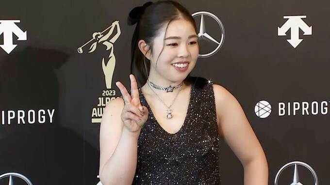 ドレス姿で登場 2年連続年間女王 山下美夢有は年間最優秀選手賞など5冠「来年はパリ五輪でメダル」【JLPGAアワード】|TBS NEWS DIG