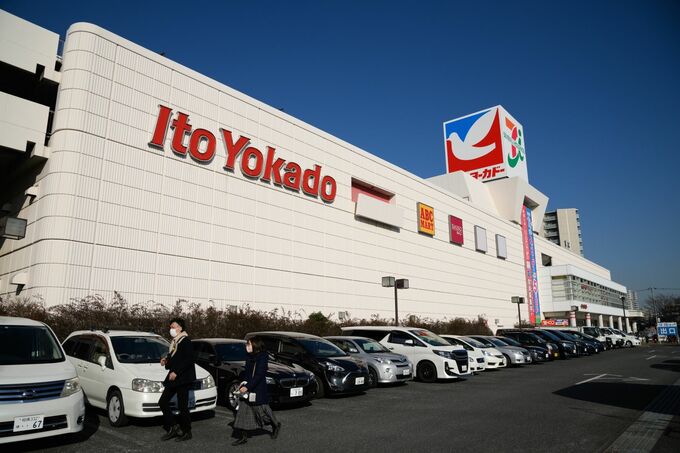 セブン株が一時2.2％高、中間持ち株会社入札にＫＫＲなど参加と報道