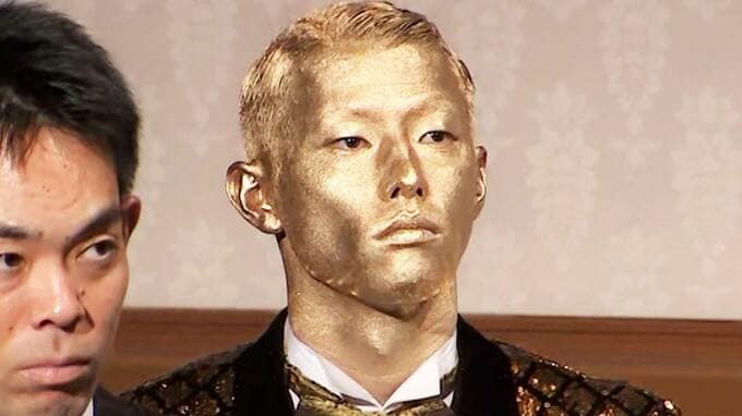 楽天・辰己涼介、今度は“全身ゴールド”で登場　髪の毛と顔も金塗り、スーツはスパンコールのタキシード【GG賞表彰式】|TBS NEWS DIG