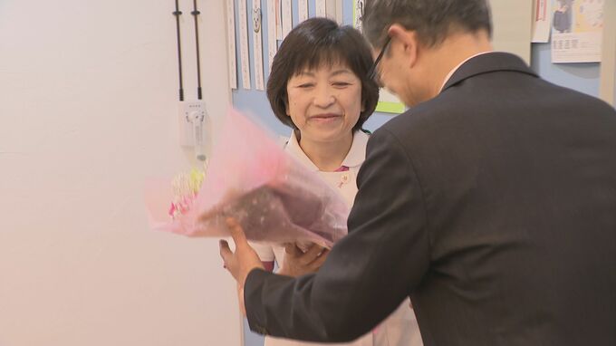 看護師に感謝　看護の日に花束を贈る　写真・絵画作品展示も　|　山口のニュース・天気・防災｜tys NEWS｜ｔｙｓテレビ山口