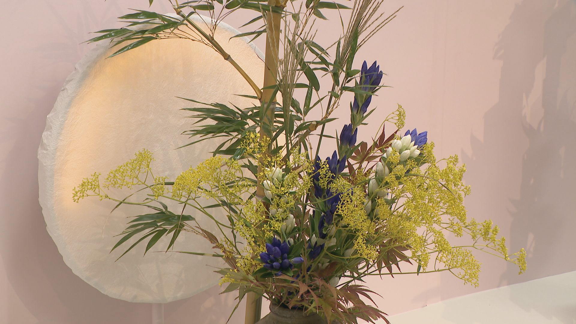 伝統の「松月堂古流いけばな展」はじまる 季節の移ろい 中秋の名月を