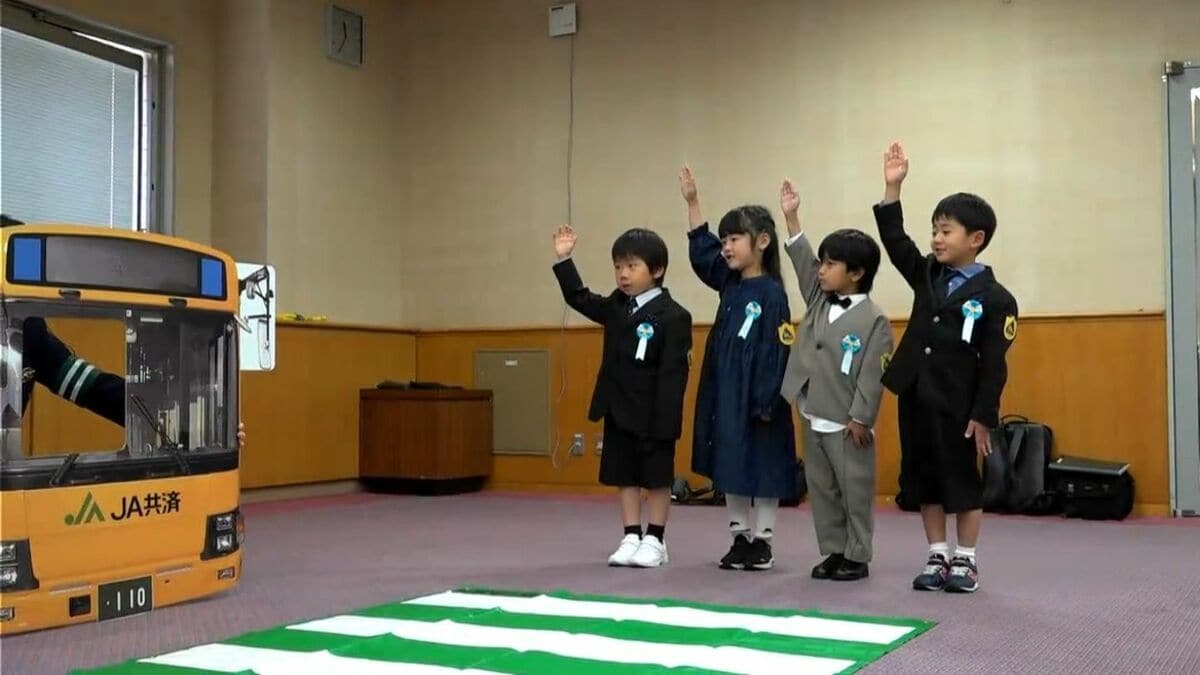 新1年生に黄色いワッペン贈呈「車に気を付けて元気に登校」黄色いワッペン贈呈式　鹿児島