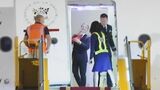 仏マクロン大統領が顔を手で押される一幕 押したのは妻のブリジットさん 「妻と冗談を言っていただけだ」と夫婦喧嘩を否定|TBS NEWS DIG
