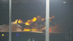 【速報】羽田空港滑走路でJAL機炎上　官邸に情報連絡室設置| TBS CROSS DIG with Bloomberg