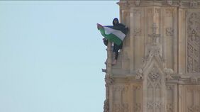 「ビッグベン」に男性がよじ登り16時間居続ける　パレスチナ情勢への抗議活動か　ロンドン|TBS NEWS DIG