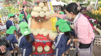 重たい！」メロンを運んで完成、高さ2mの“ツリー” 園児が飾り付け
