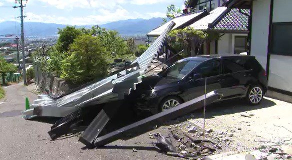 道路の一部が陥没、民家のガレージ全壊した「落石」長野県が発生場所周辺の森林整備との因果関係「認められない」とする検証結果公表…斜面は県が松くい虫で枯れたアカマツ約2500本の伐採　|　SBC NEWS | 長野のニュース | SBC信越放送