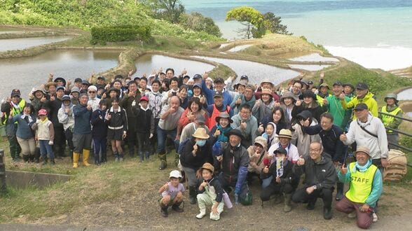 「復興の想い重ねて」白米千枚田で田植え 震災から3年ぶり 旅行中に被災の男性・移住し、孤立の場所で田植え千枚田とともに生きる喜び 石川・輪島市　|　石川県のニュース｜MRO北陸放送