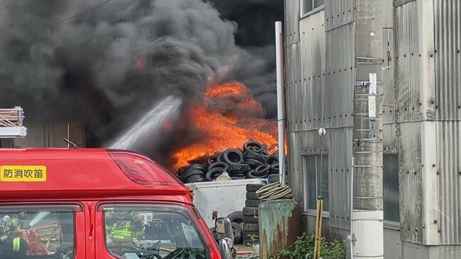 住宅に延焼、少なくとも1棟が全焼か　廃タイヤが燃える火災　避難呼びかけも　山梨・笛吹市|TBS NEWS DIG