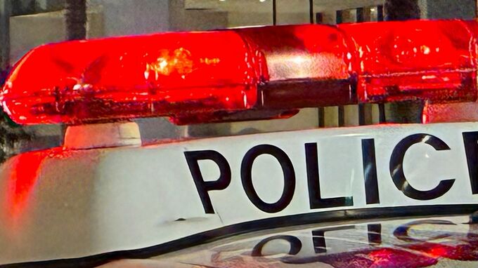 暴走警戒の警察官に原付バイクで突進、転倒させた10代男らを殺人未遂容疑で逮捕 「そのつもりはなかった」と否認　豊見城市|TBS NEWS DIG