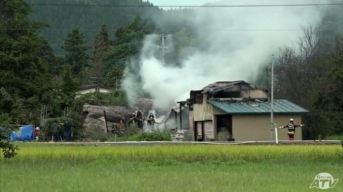 住宅焼ける火事発生　約3時間後に鎮火も男性1人が病院搬送　現在も治療中　青森県弘前市|TBS NEWS DIG