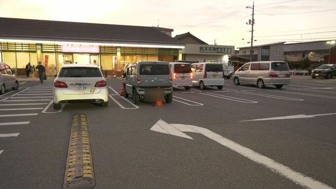【続報】スーパーの駐車場で80代女性運転の車が歩行者をはね、そのまま駐車中の車に衝突…はねられた女性は頭から流血し意識不明の重体|TBS NEWS DIG