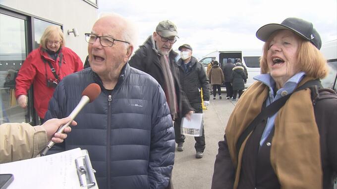 Q．何が楽しみですか？→「リンゴ！アップルパイ！リンゴ全部！」外国人観光客も大興奮　全長181ｍのクルーズ船『アザマラ・ジャーニー』が寄港　|　青森のニュース│ATV NEWS│青森テレビ