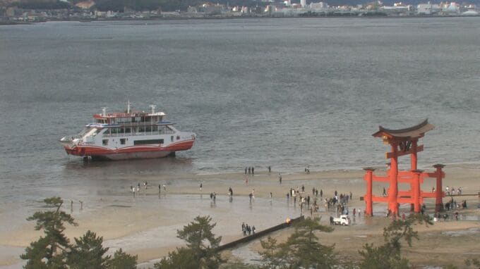 「宮島鳥居付近で乗り上げた」と通報 フェリーが厳島神社の大鳥居付近で座礁　試運転中に浅瀬に乗り上げ　約7時間後に離礁　広島・宮島|TBS NEWS DIG