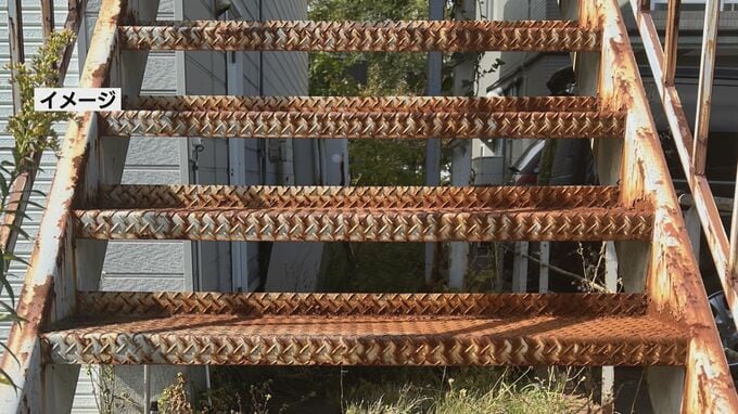 知人男性宅の外階段の踏み板壊した疑い　会社役員の男（80）逮捕　行為認めるも「道具は使っていない」【長崎】　|　長崎のニュース | 天気 | NBC長崎放送