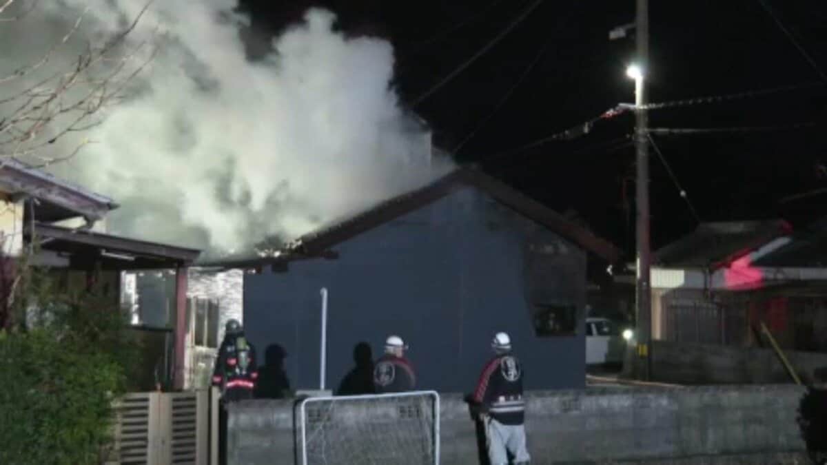 ストーブをつけていた」住宅1棟全焼 夫婦と子ども3人は避難して無事