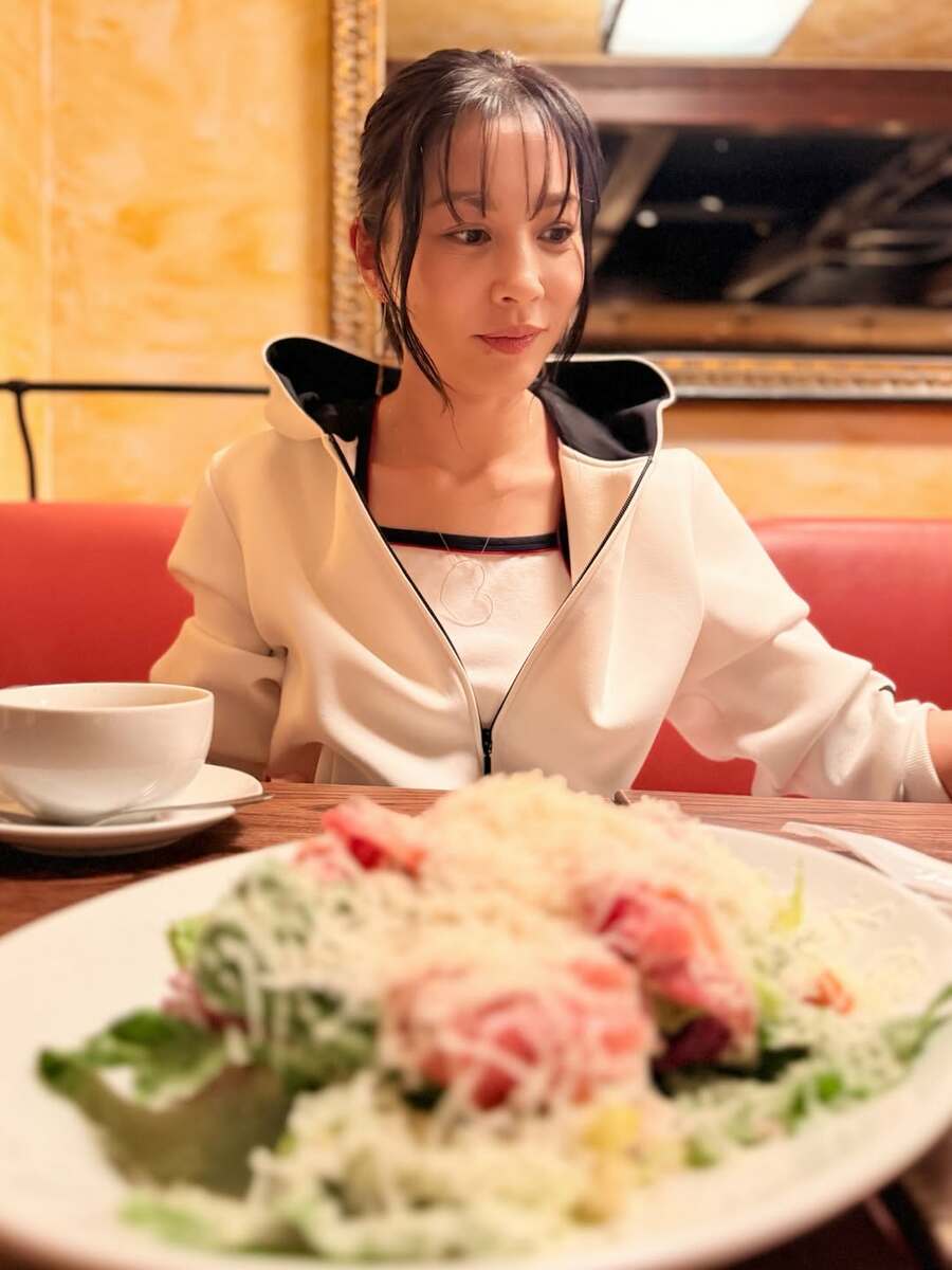 瀬戸朝香 】友人と食事するプライベートショットを公開「聞いて