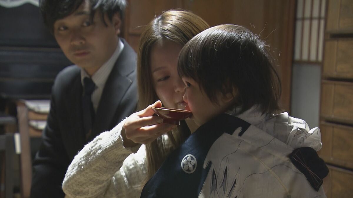 子どもが水難事故に遭わないよう願う　400年続く儀式「親子の杯」に4組参加　三重・紀北町