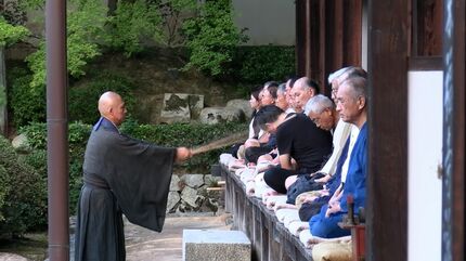 夏の恒例「暁天座禅」が始まる 境内に蝉しぐれと警策の音響く 総社市の