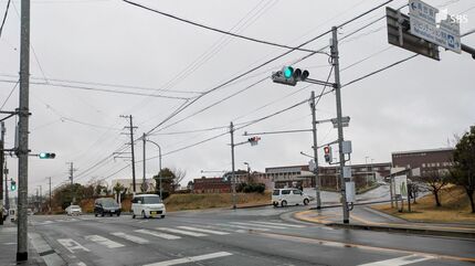 信号交差点で軽ワゴン車と衝突、80代の男性が頭部を強く打ち死亡＝浜松