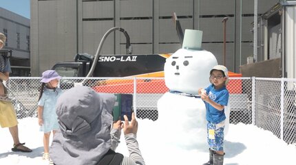 真夏なのに“雪の広場”が出現 1.6mの“雪だるま”も真夏の雪体験