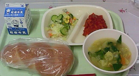 カジキのフィッシュチリソースによる「ヒスタミン中毒」と断定…給食食べた小中学校3校の児童生徒ら46人が下痢・頭痛などの症状、給食センターに2日間の供給停止命令|TBS NEWS DIG